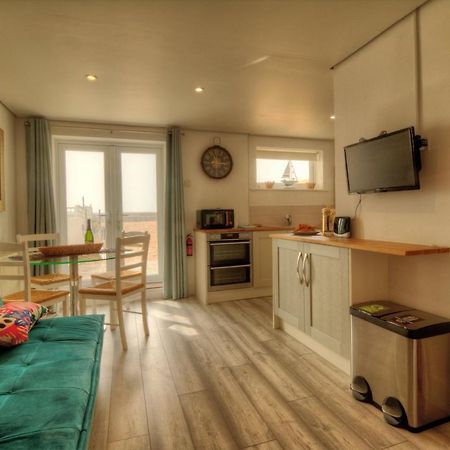 פורטסמות' Pass The Keys Shore To Please - Sea Views And Beach Front Modern 1Bed Apt With Sofabed מראה חיצוני תמונה