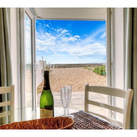 פורטסמות' Pass The Keys Shore To Please - Sea Views And Beach Front Modern 1Bed Apt With Sofabed מראה חיצוני תמונה