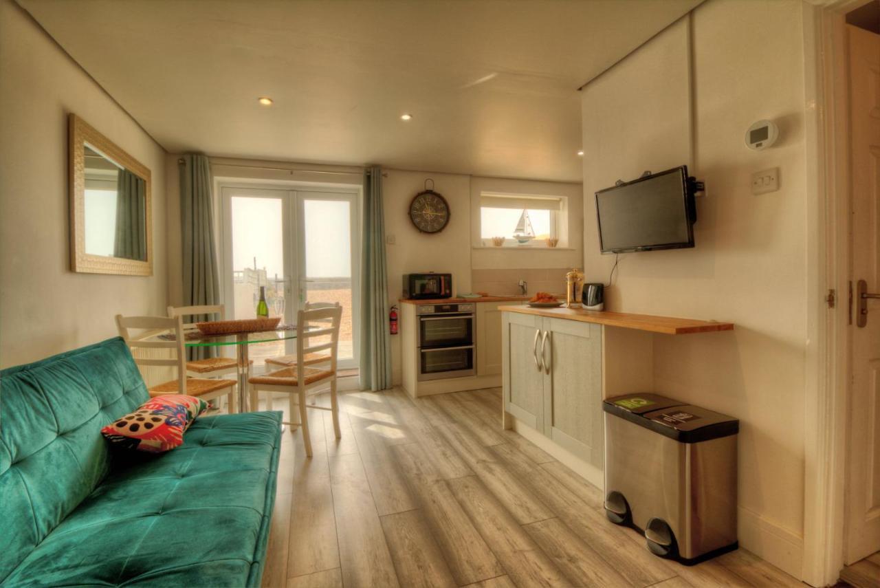 פורטסמות' Pass The Keys Shore To Please - Sea Views And Beach Front Modern 1Bed Apt With Sofabed מראה חיצוני תמונה
