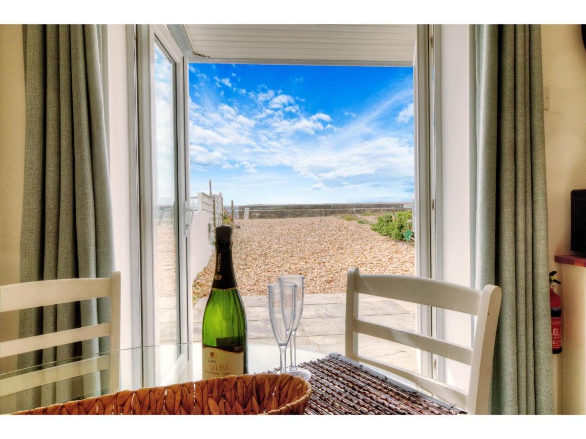 פורטסמות' Pass The Keys Shore To Please - Sea Views And Beach Front Modern 1Bed Apt With Sofabed מראה חיצוני תמונה