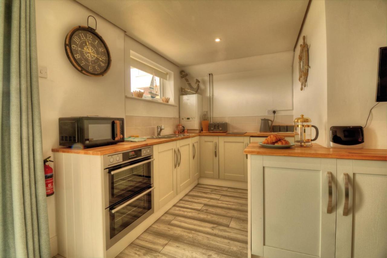 פורטסמות' Pass The Keys Shore To Please - Sea Views And Beach Front Modern 1Bed Apt With Sofabed מראה חיצוני תמונה
